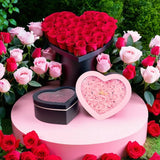 Caja de regalo con forma de corazón, color rojo, con ventana transparente con 43 rosas de jabón. Ideal para regalo.