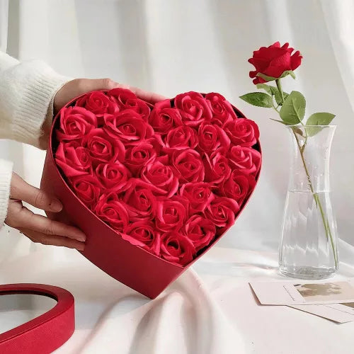 Caja de regalo con forma de corazón, color rojo, con ventana transparente con 43 rosas de jabón. Ideal para regalo.