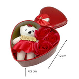 Caja de corazón con flores de jabón y oso de peluche dentro. Ideal para regalo.