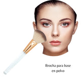 Brocha de maquillaje en forma de abanico para polvos y base mineral.