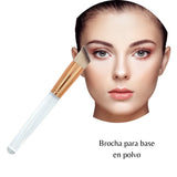 Brocha de maquillaje liquido y polvo. Corte diagonal para definir el rostro.